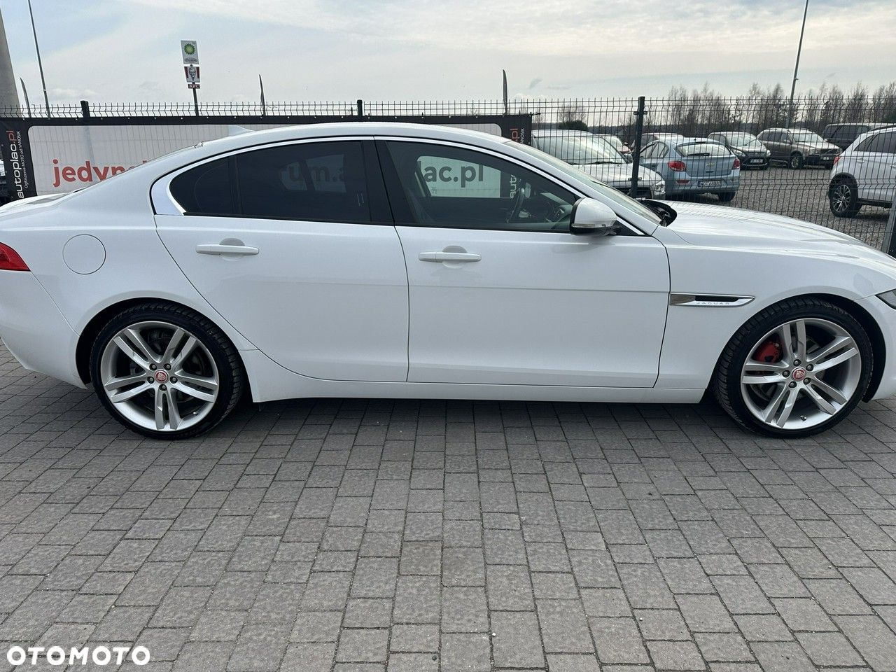Jaguar XE - 10