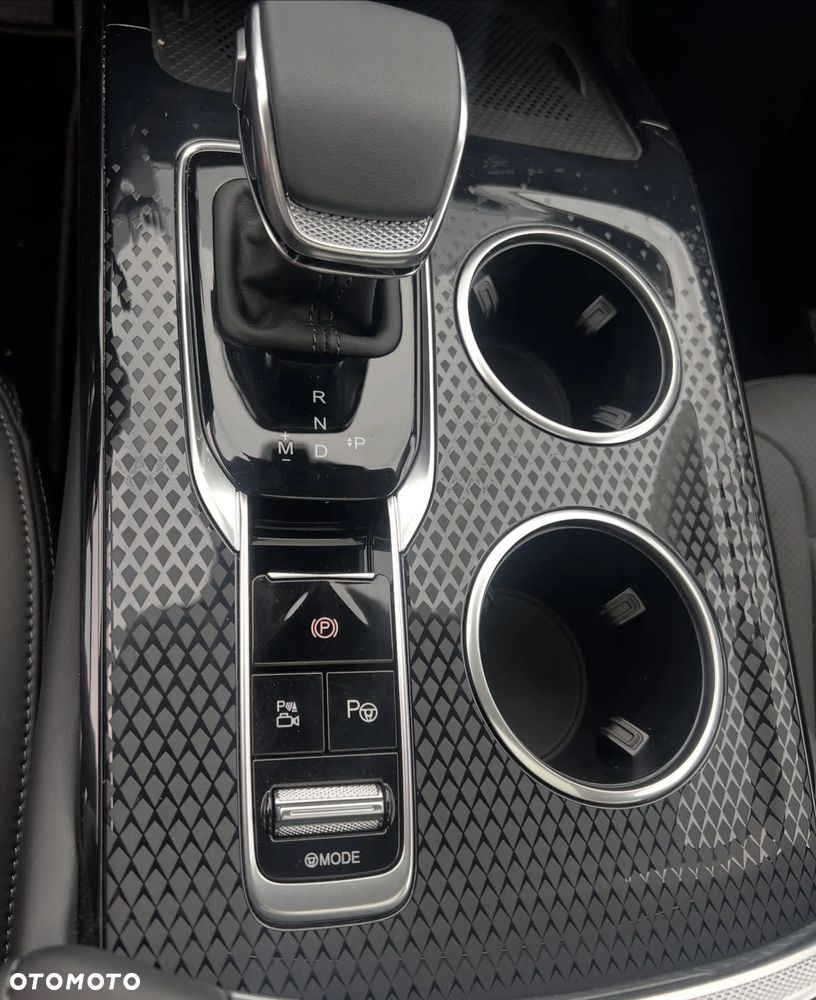 Hongqi HS3 - 8