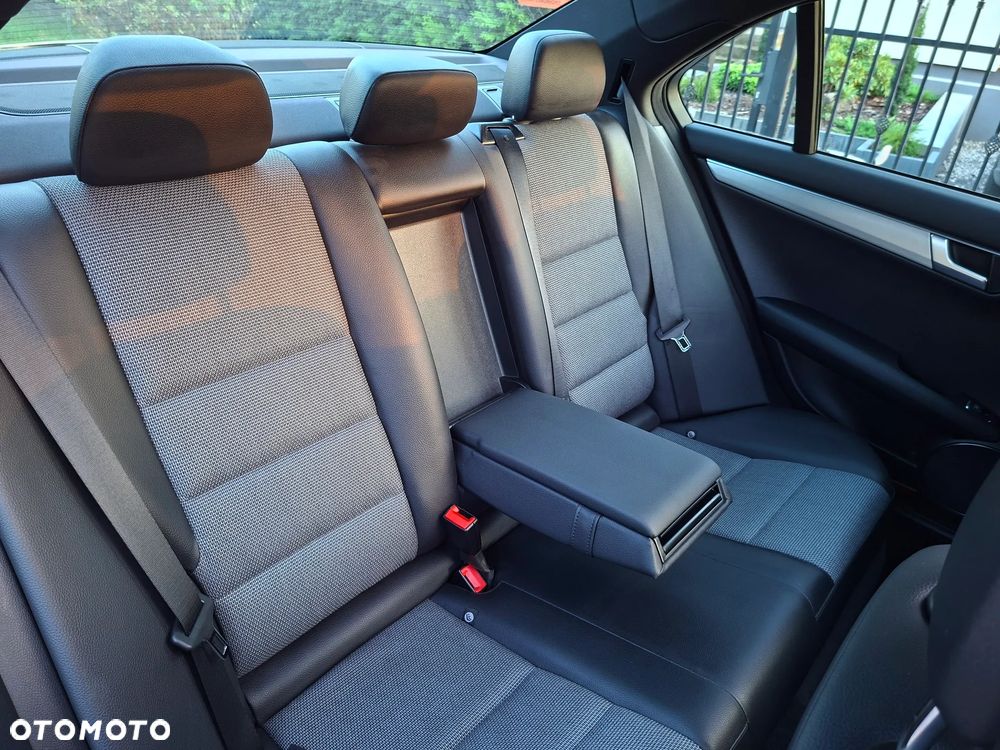 Mercedes-Benz Klasa C 200 CGI BlueEff Avantgarde - 22