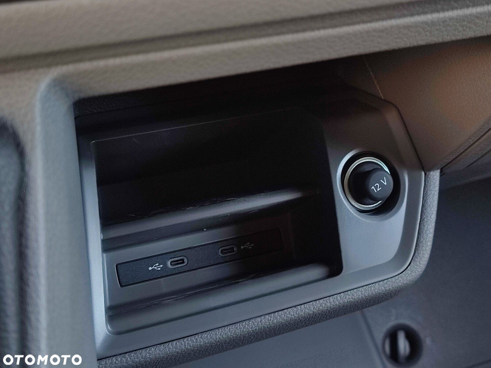 Volkswagen Crafter Crafter 35 Podwozie z pojedynczą kabiną silnik: 2,0 l EU6 SCR 177 KM / skrzynia biegów: Przedni napęd manualna 6-biegowa rozstaw osi: 4490 mm - 27