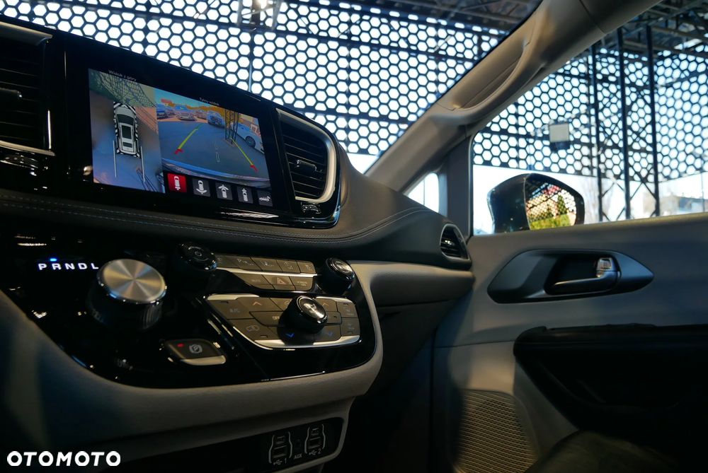 Chrysler Pacifica - 22