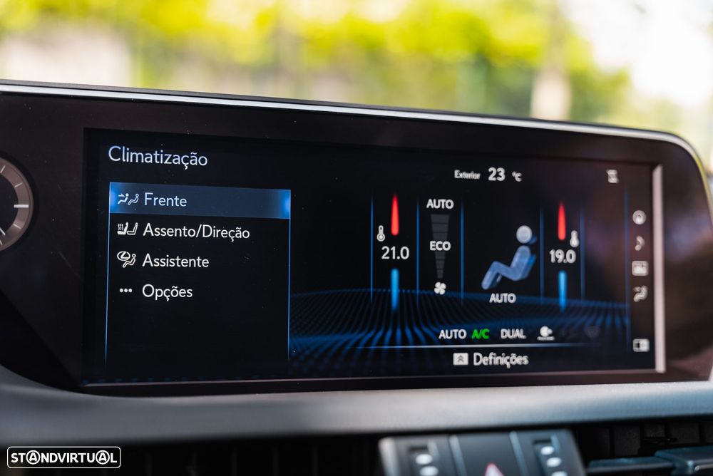 Lexus ES 300h Special Edition - 27