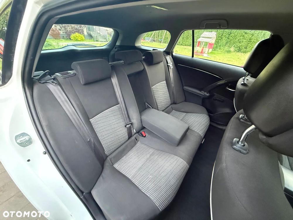 Toyota Avensis - 12