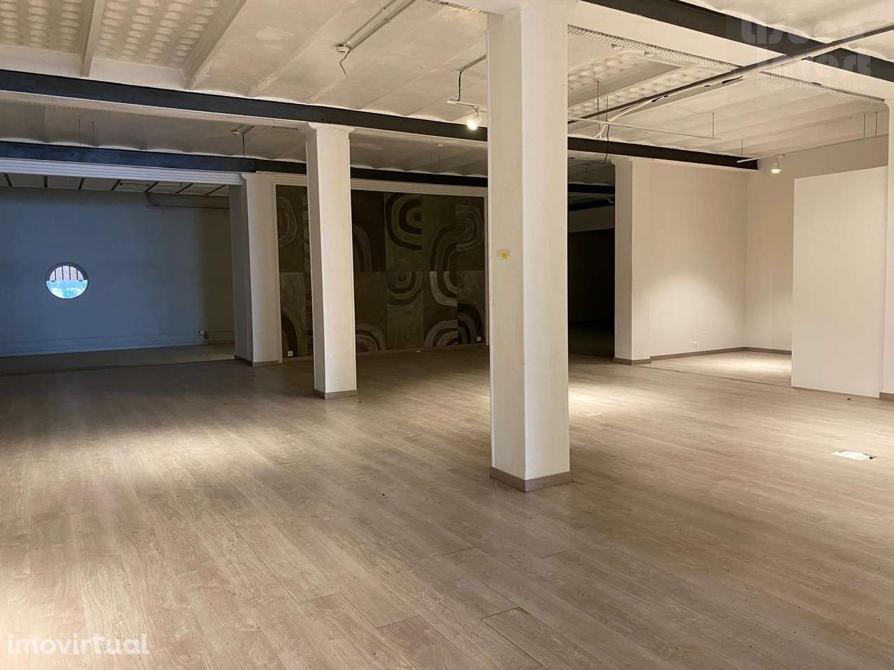 Loja em bom estado, com grandes montras, pé direito de 3,2m - Grande imagem: 5/13