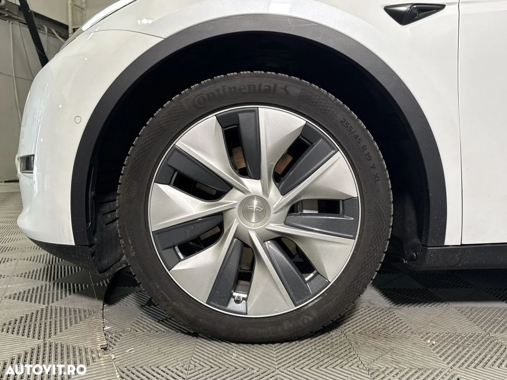 Tesla Model Y - 14