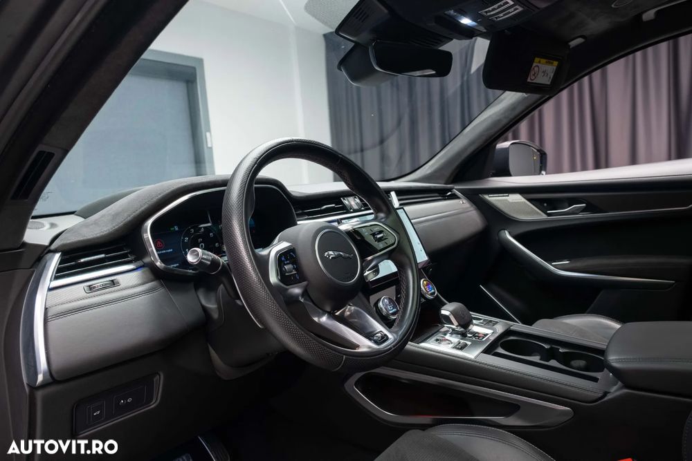 Jaguar F-Pace P550 AWD SVR - 25