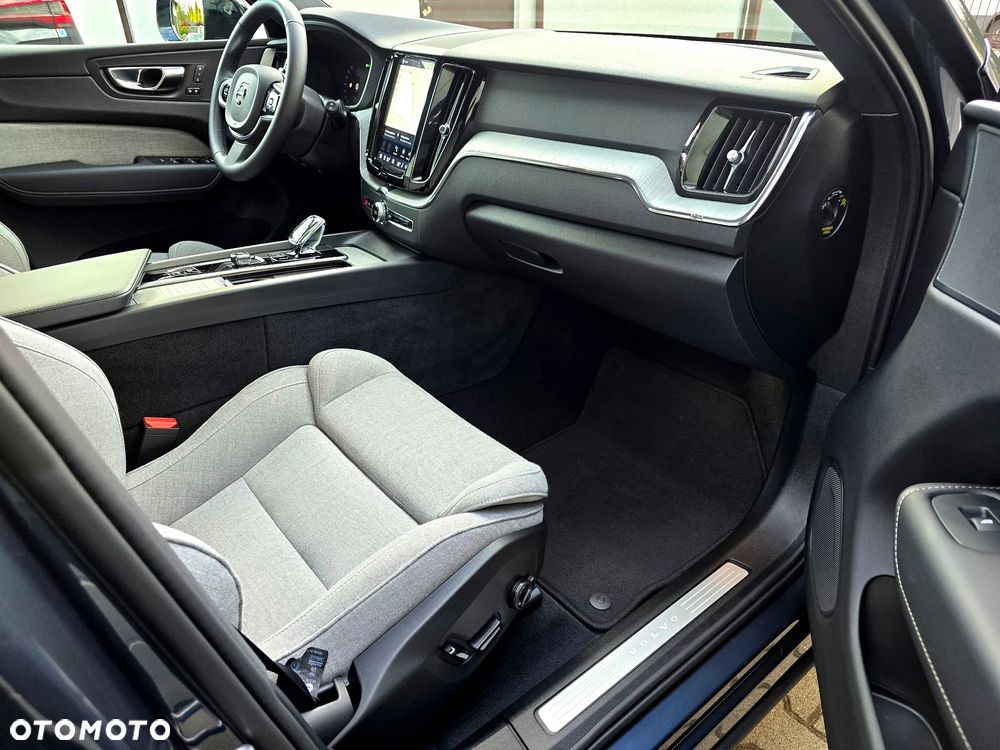 Volvo XC 60 T6 Plug-In Hybrid AWD Plus Dark - 28