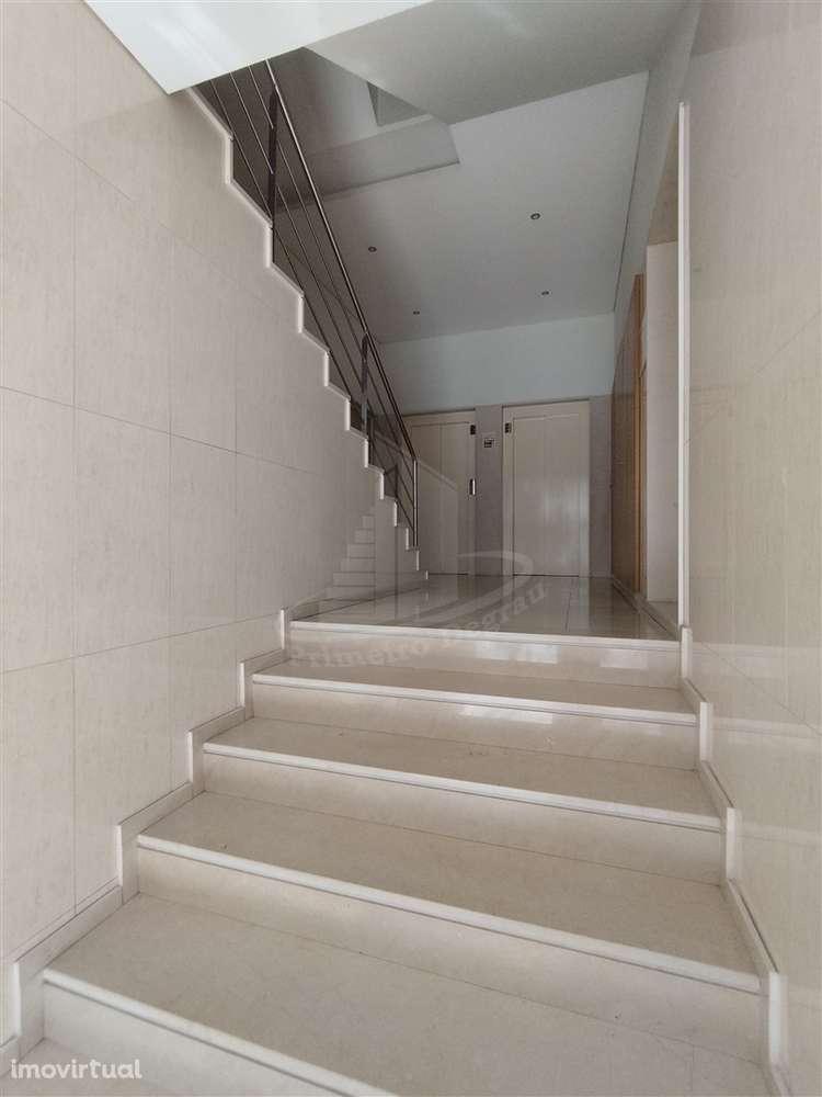 T4 com garagem para 2 carros - Grande imagem: 3/25