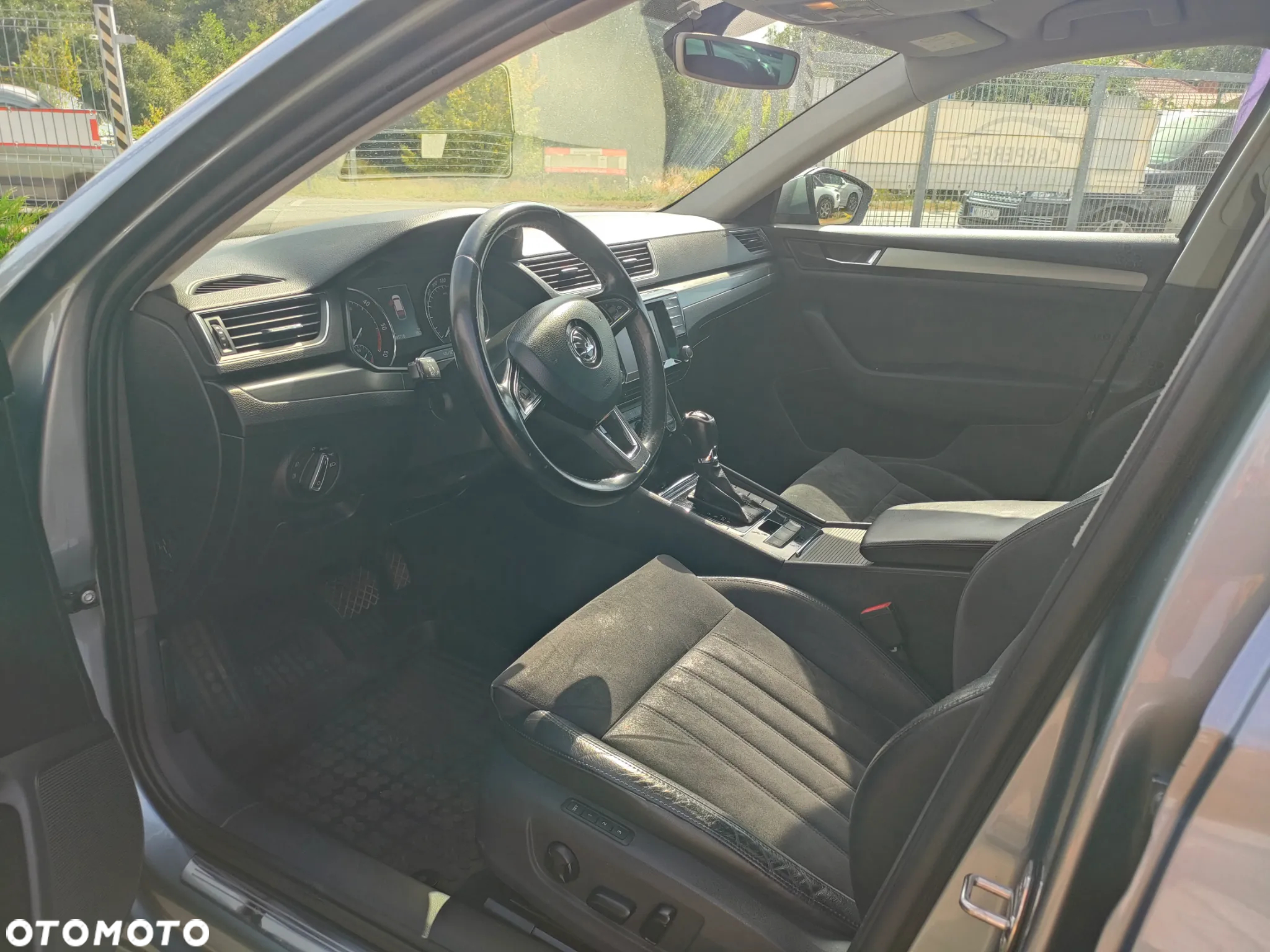 Skoda Superb 2.0 TDI DSG Premium Edition - 17