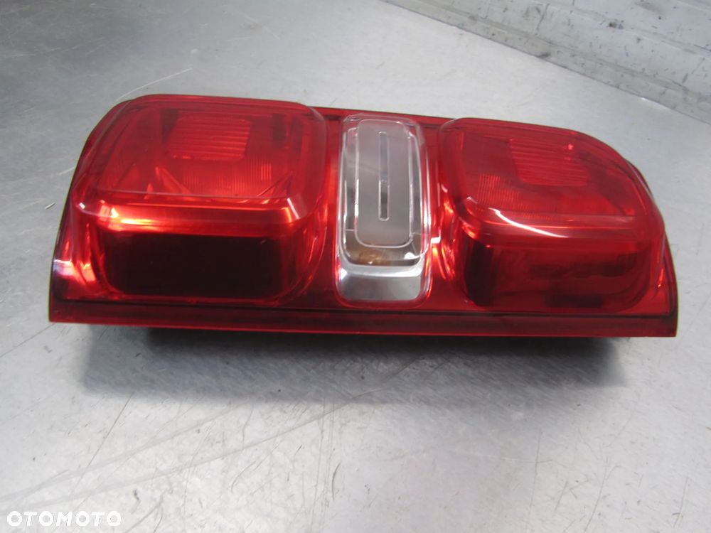 Opel Vivaro C 19r->lampa prawy tył - 2