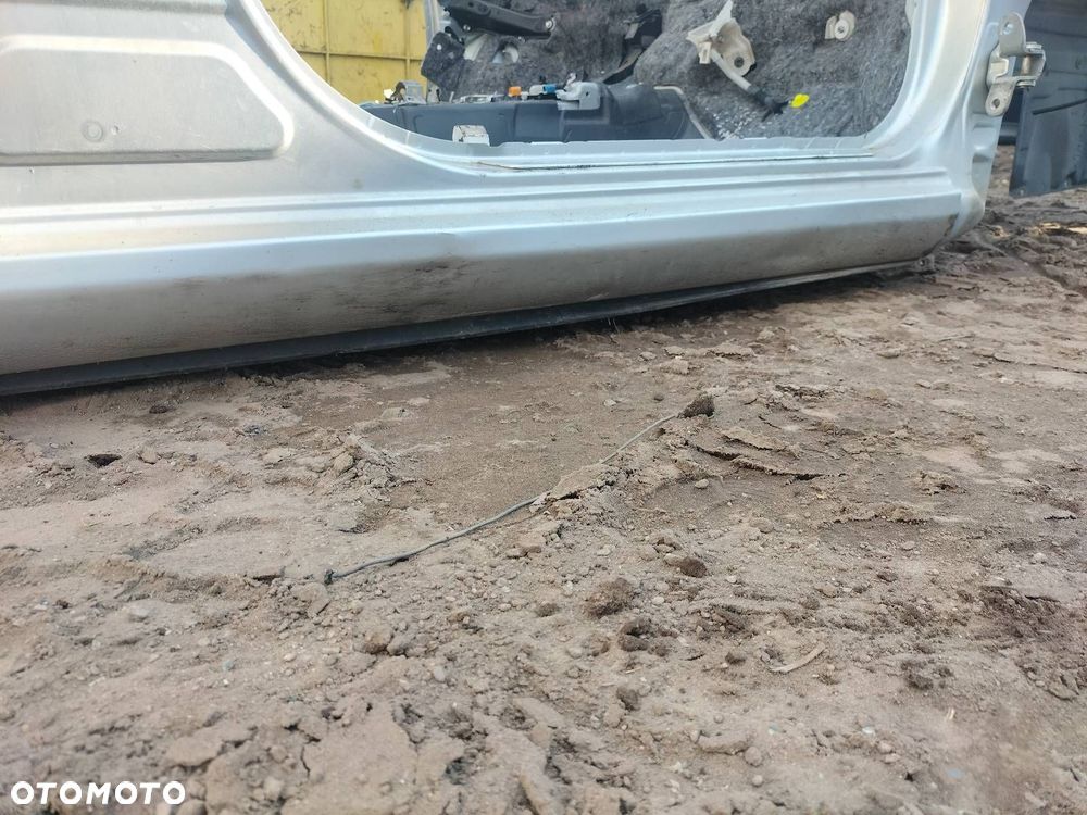 PRÓG PRAWY + SŁUPEK ŚRODKOWY TOYOTA AURIS I HB 5D 06-09 1C0 - 4