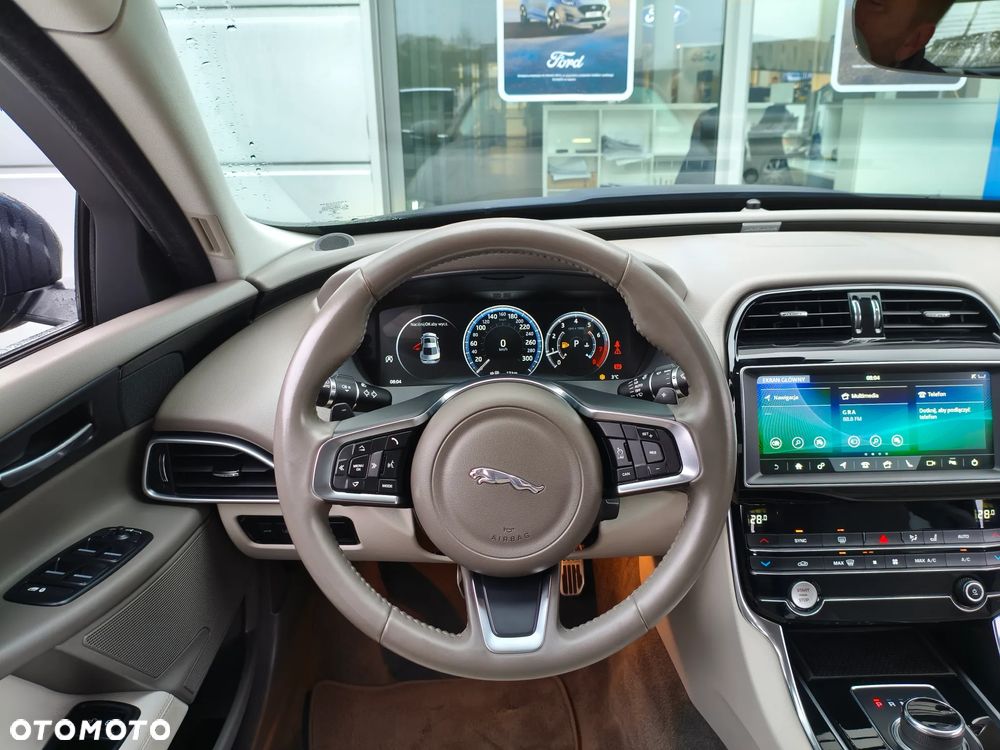 Jaguar XE 2.0 T Prestige - 8