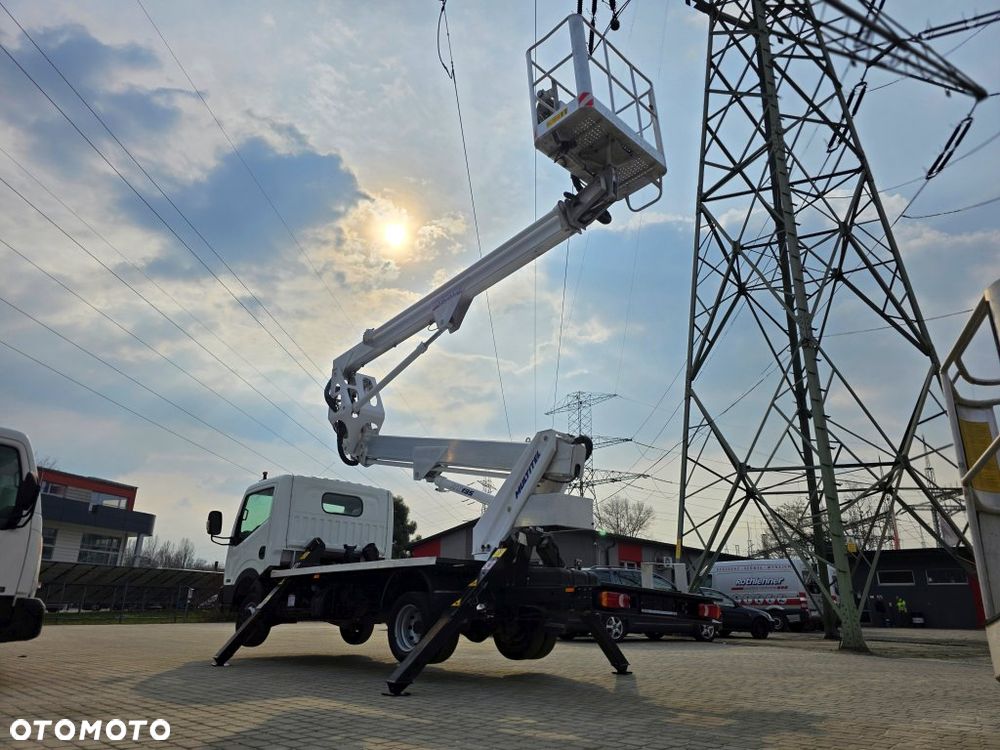 Nissan Cabstar / Multitel HX195 - 12