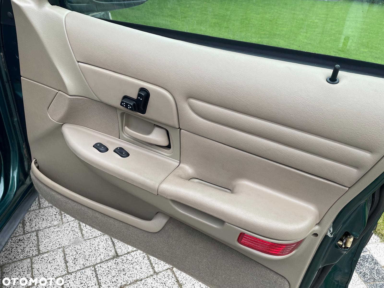 Ford Crown Victoria 4.6 LTD LX - 15