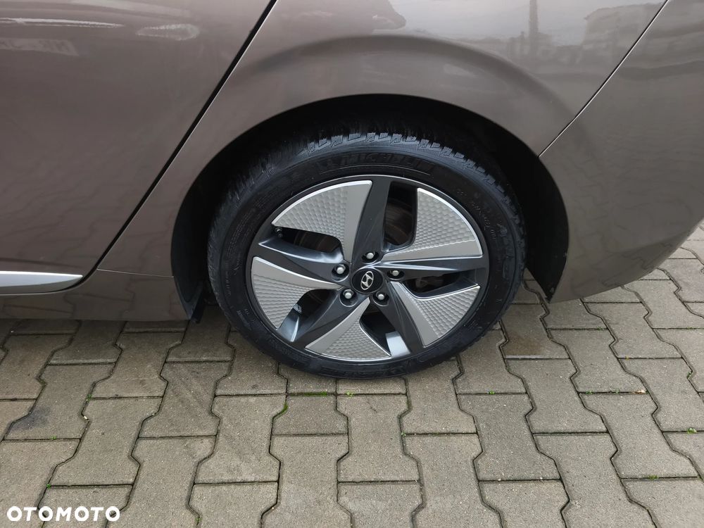 Hyundai IONIQ Hybrid Business - 23