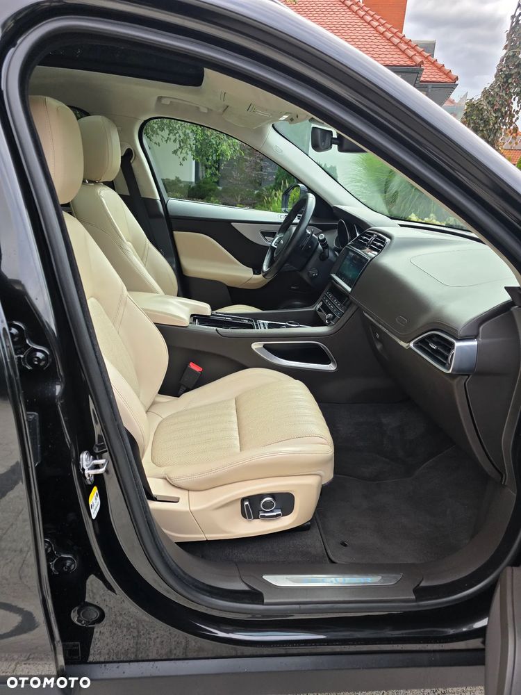 Jaguar F-Pace P250 AWD R-Dynamic Black - 25