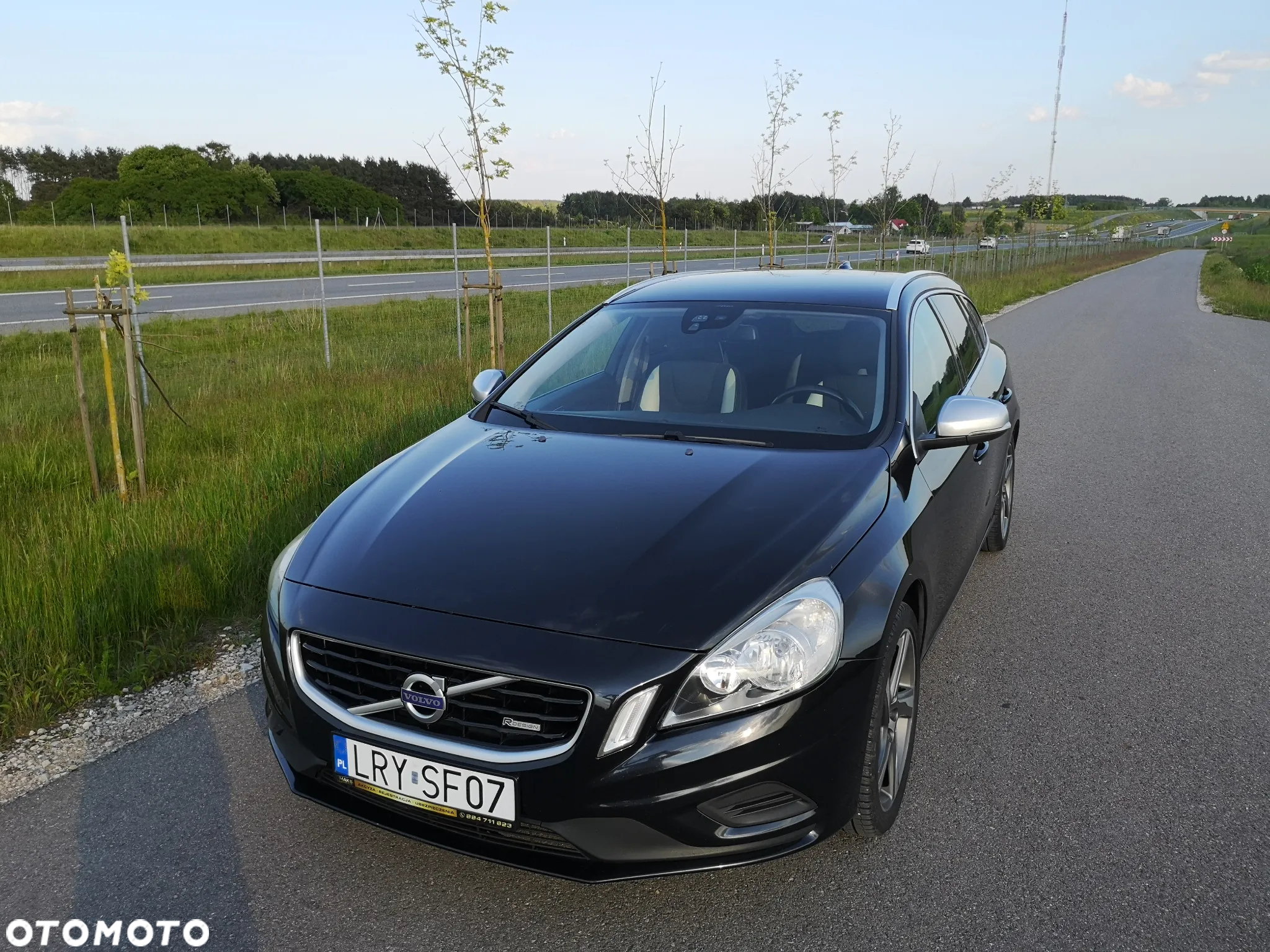 Volvo V60 T3 R-Design - 12