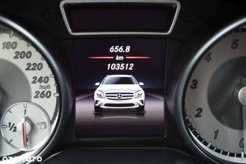 Mercedes-Benz GLA 180 UrbanStyle Edition - 24