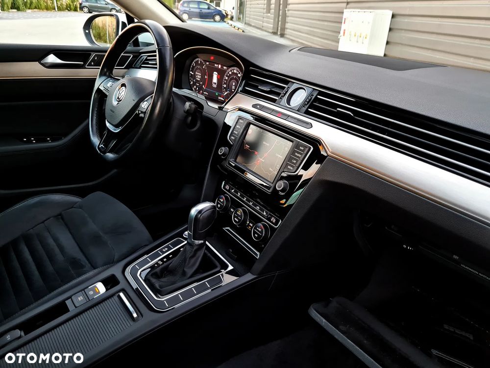 Volkswagen Passat Variant 2.0 TDI SCR DSG BlueMotion Highline - 35