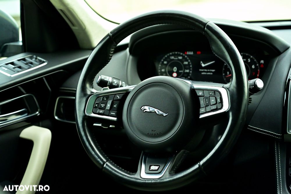 Jaguar F-Pace P250 AWD R-Dynamic Black - 17