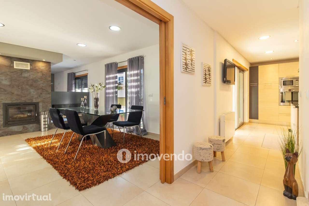 Moradia T5 cuidada, com piscina e jardim, em Setúbal - Grande imagem: 2/60