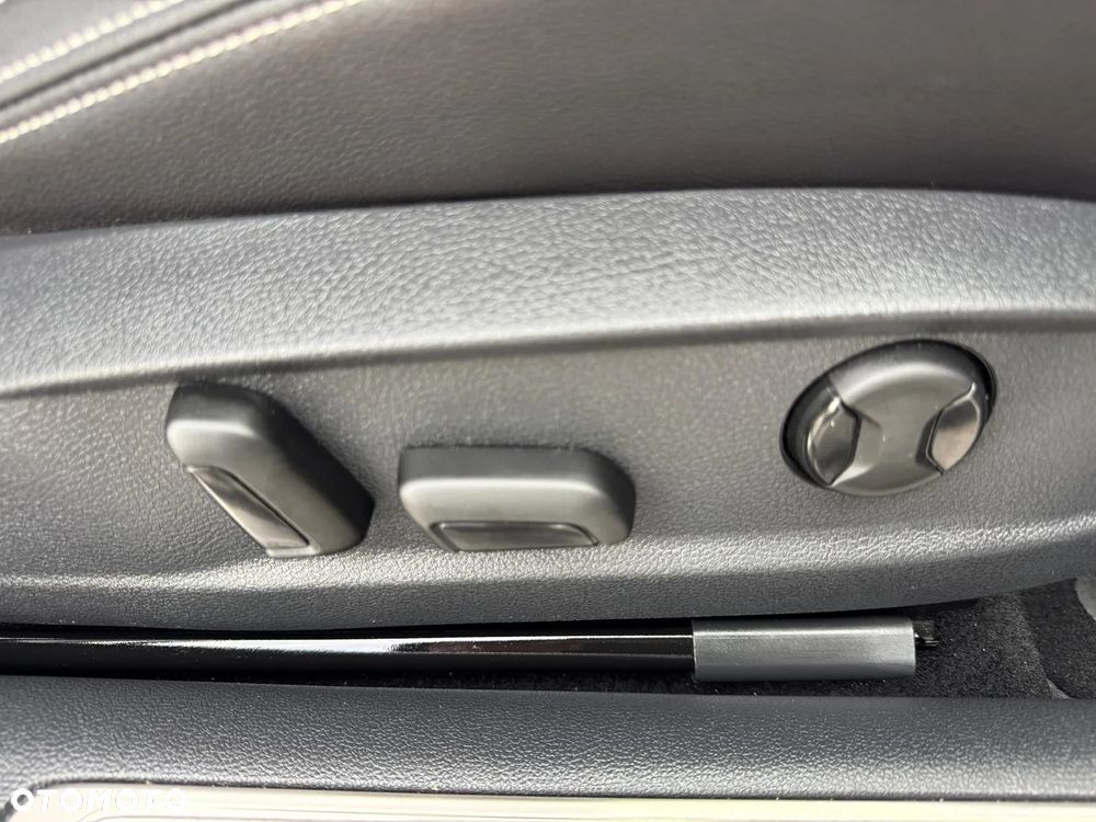 Volkswagen Passat Variant 2.0 TDI SCR Elegance DSG - 21