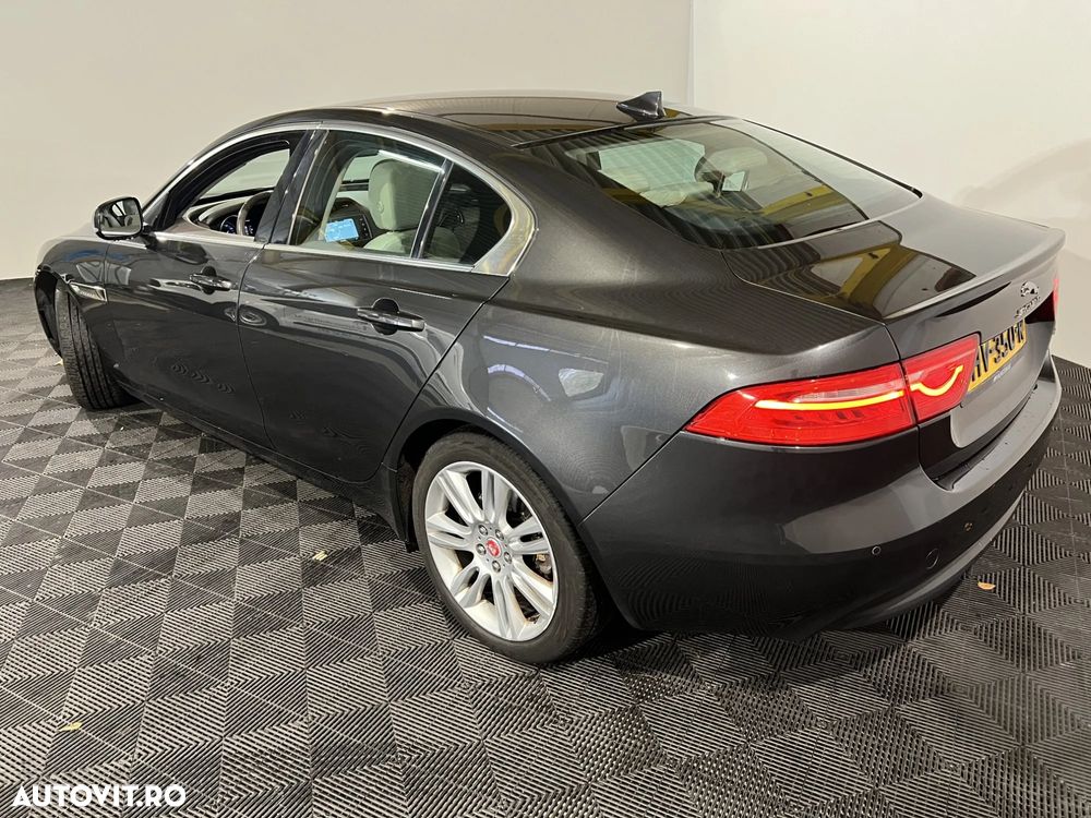 Jaguar XE 2.0 Pure - 4