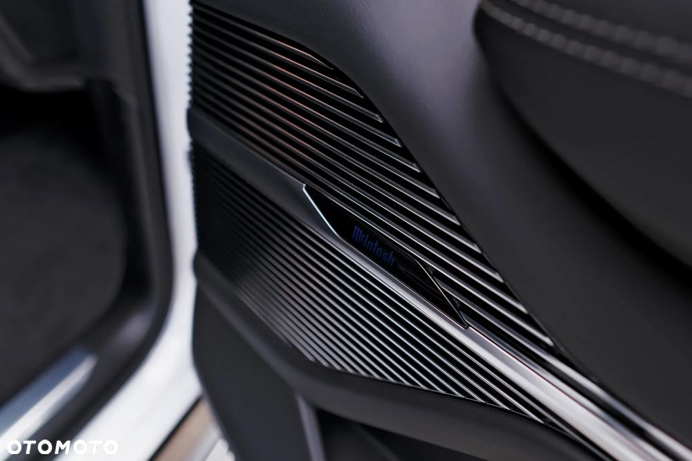 Jeep Grand Wagoneer - 31