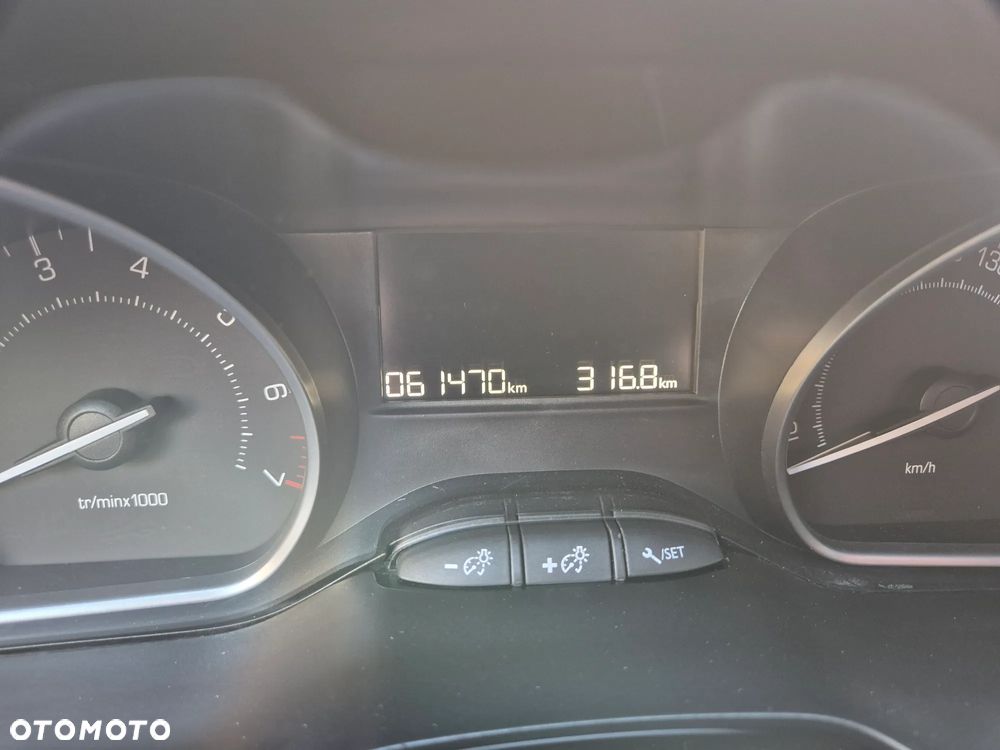 Peugeot 2008 1.2 Pure Tech GPF Allure S&S EAT6 - 17