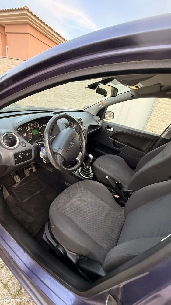Ford Fiesta 1.25 Ghia - 11