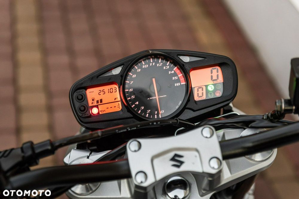 Suzuki GSR - 9