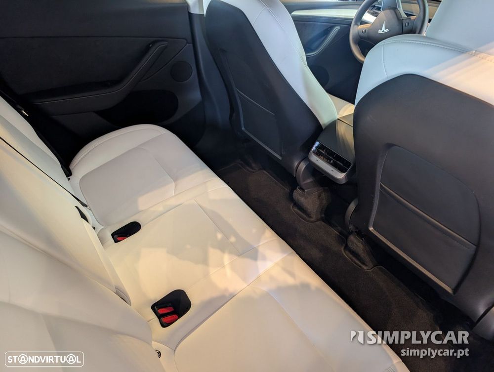 Tesla Model Y - 8