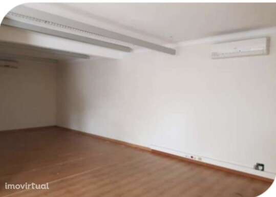 Armazém para venda na zona de Salvaterra de Magos - Grande imagem: 3/13