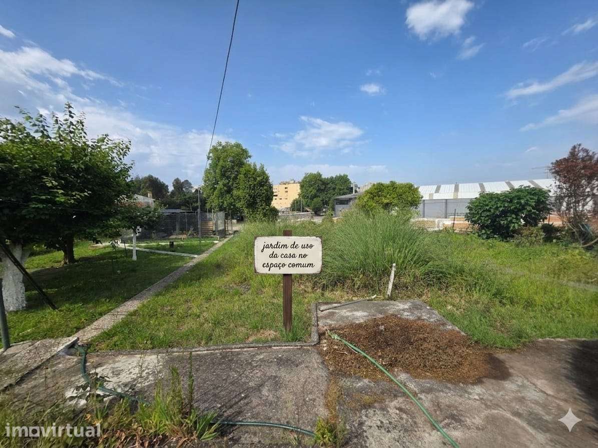 Pequena casa térrea restaurada em Vilar Paraíso - Grande imagem: 3/24