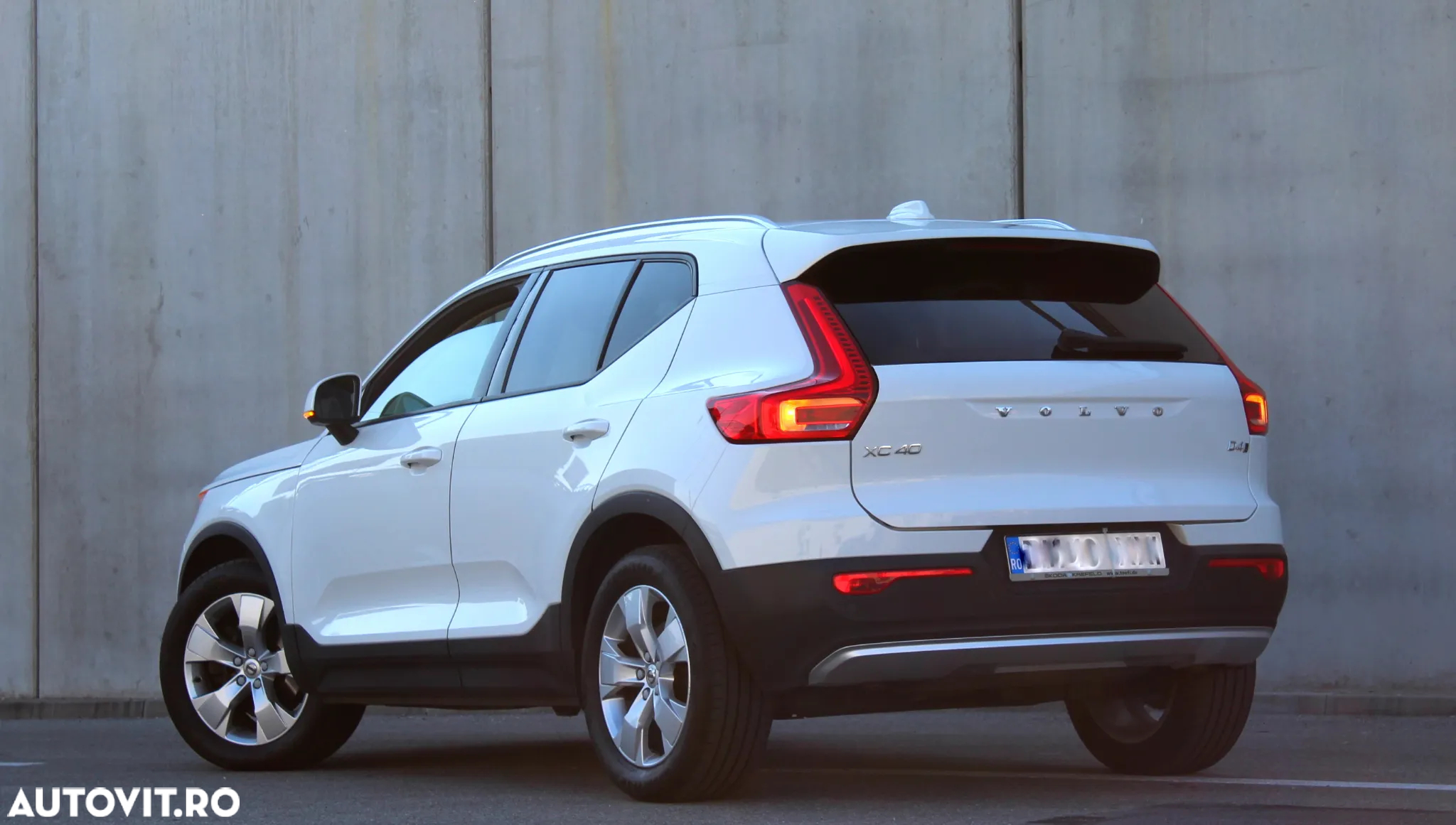 Volvo XC 40 D4 AWD Geartronic Momentum Pro - 3
