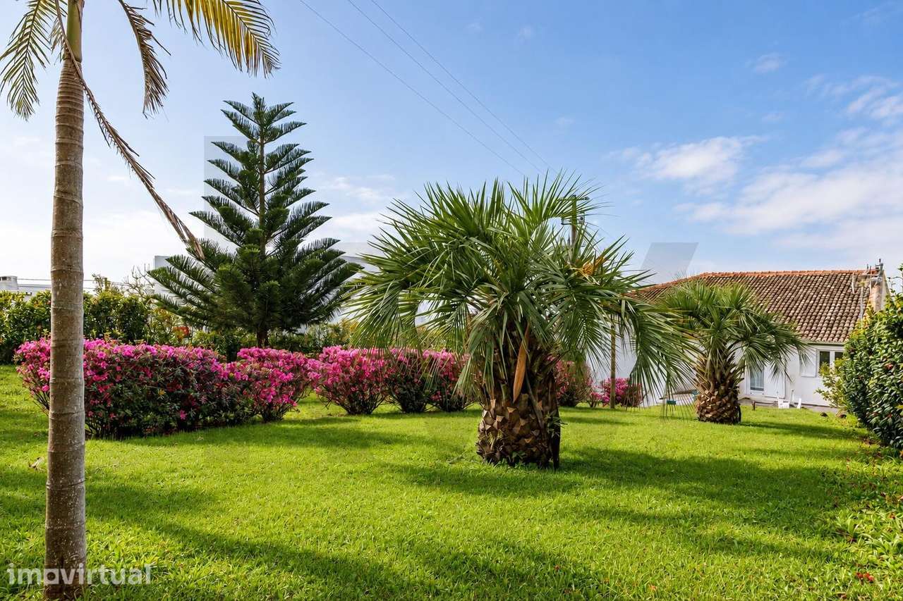 Moradia T7 com 7 suítes, amplo jardim e vista mar | Ponta Garça - Grande imagem: 4/47