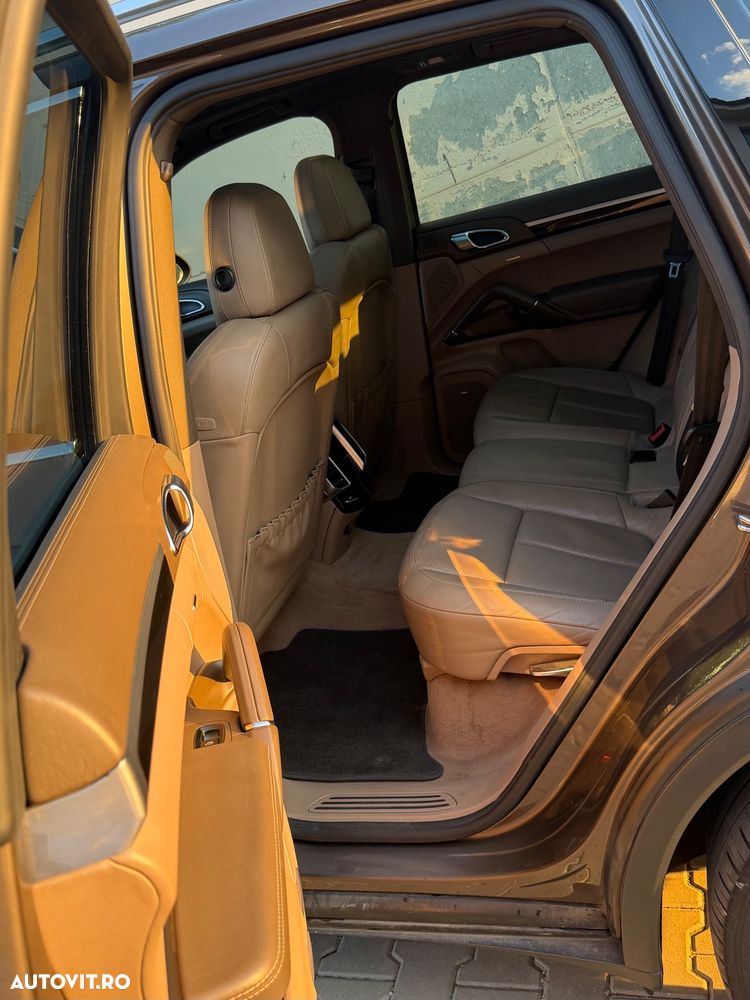 Porsche Cayenne 3.0 L V6 - 8