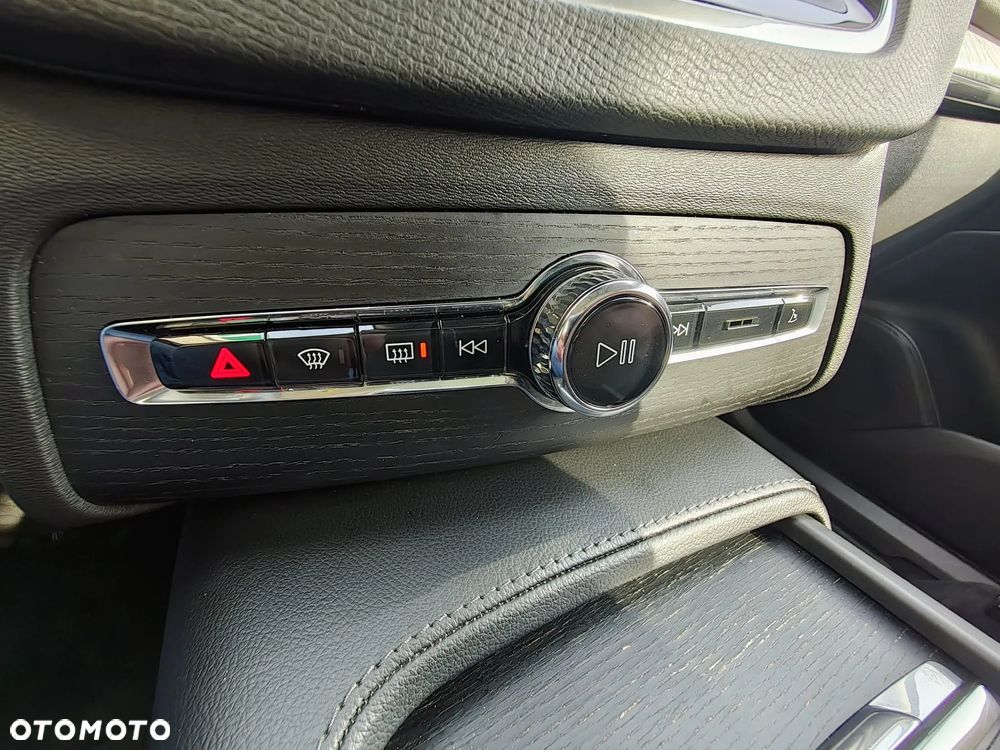 Volvo XC 90 T5 AWD Geartronic Momentum - 25