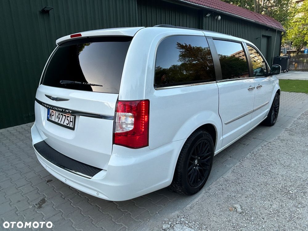 Chrysler Town & Country - 4