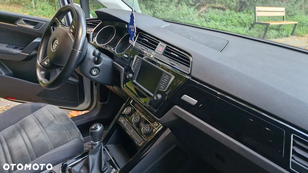 Volkswagen Touran - 12