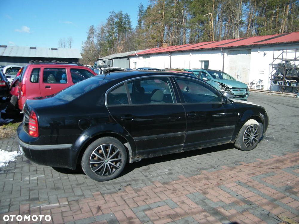 Skoda Superb I (02-05r.) 1.9 TDI 100KM. Silnik AVB Skrzynia EEN lakier LF7R. Cały na części. GWARANCJA !!!  Przód Tył Zestaw Komplet Drzwi Klapa Zderzak Błotnik Maska Grill Atrapa Szyba Pas Lampa Lusterko Boczki Fotel Kanapa Kokpit Deska Rozdzielcza Przełącznik Włącznik Sterownik Przewody Wiązka Instalacja Moduł Komputer Czujnik Listwa Pompa Alternator Wtryski Głowica Rozrusznik Kompresor Sprzęgło Dwumas Silnik Skrzynia ABS Klimatyzacji Paliwa Wspomagania Kolektor Turbina Przepustnica Zawór Chłodnica Koło Hak Belka Sanki Zawieszenie Mcpherson Półoś Amortyzator Wydech Tłumik Zacisk Most - 5