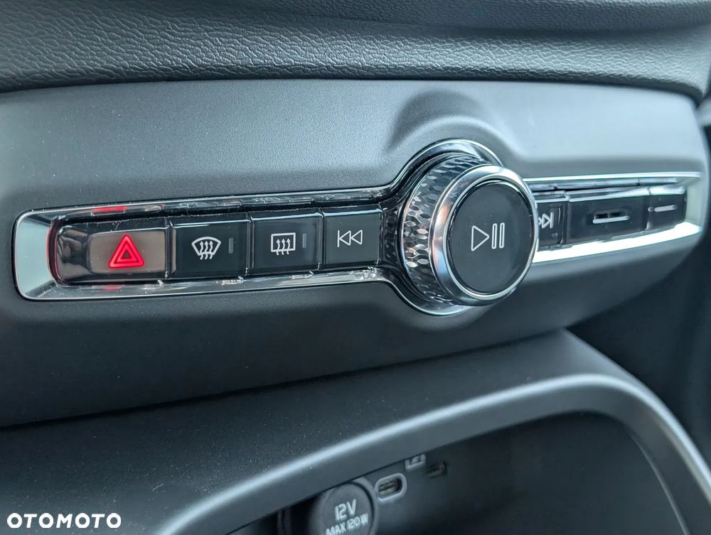 Volvo XC 40 B4 AWD Ultimate Dark - 25