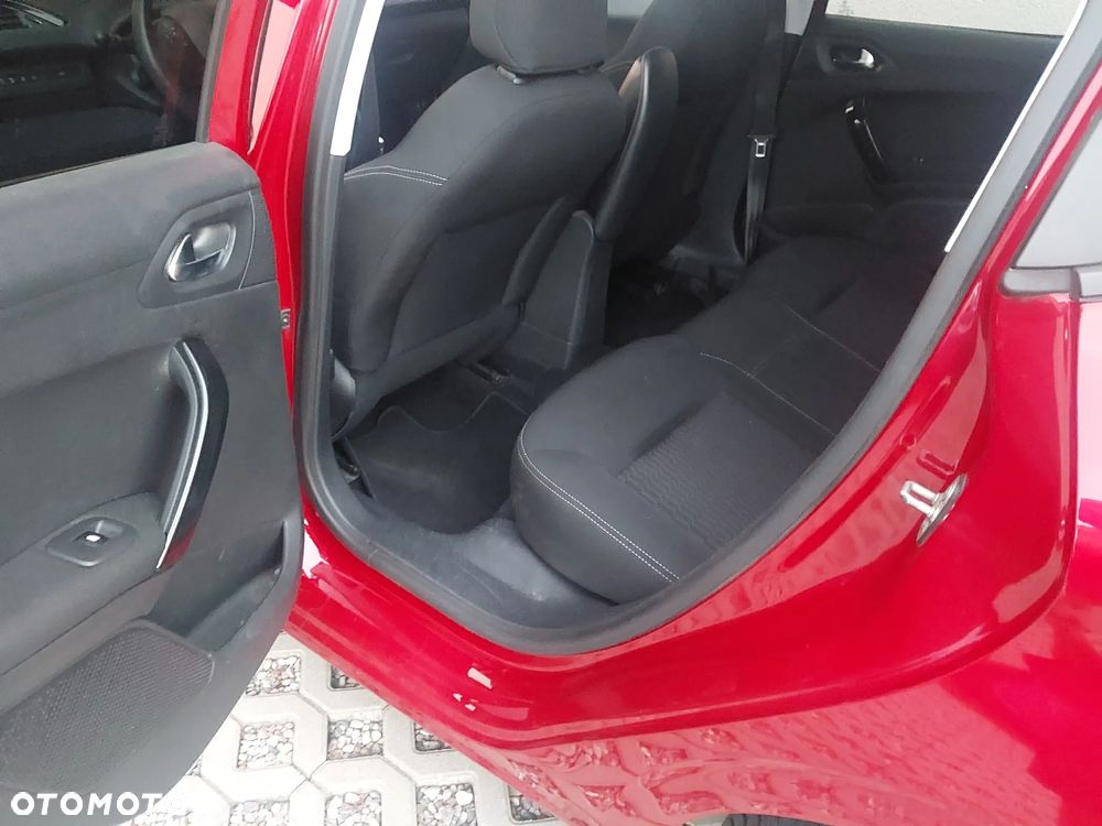 Peugeot 208 - 8