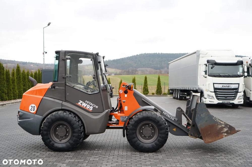Hitachi ZW95 / ŁADOWARKA KOŁOWA / 2020 R / WIDŁY DO PALET - 17