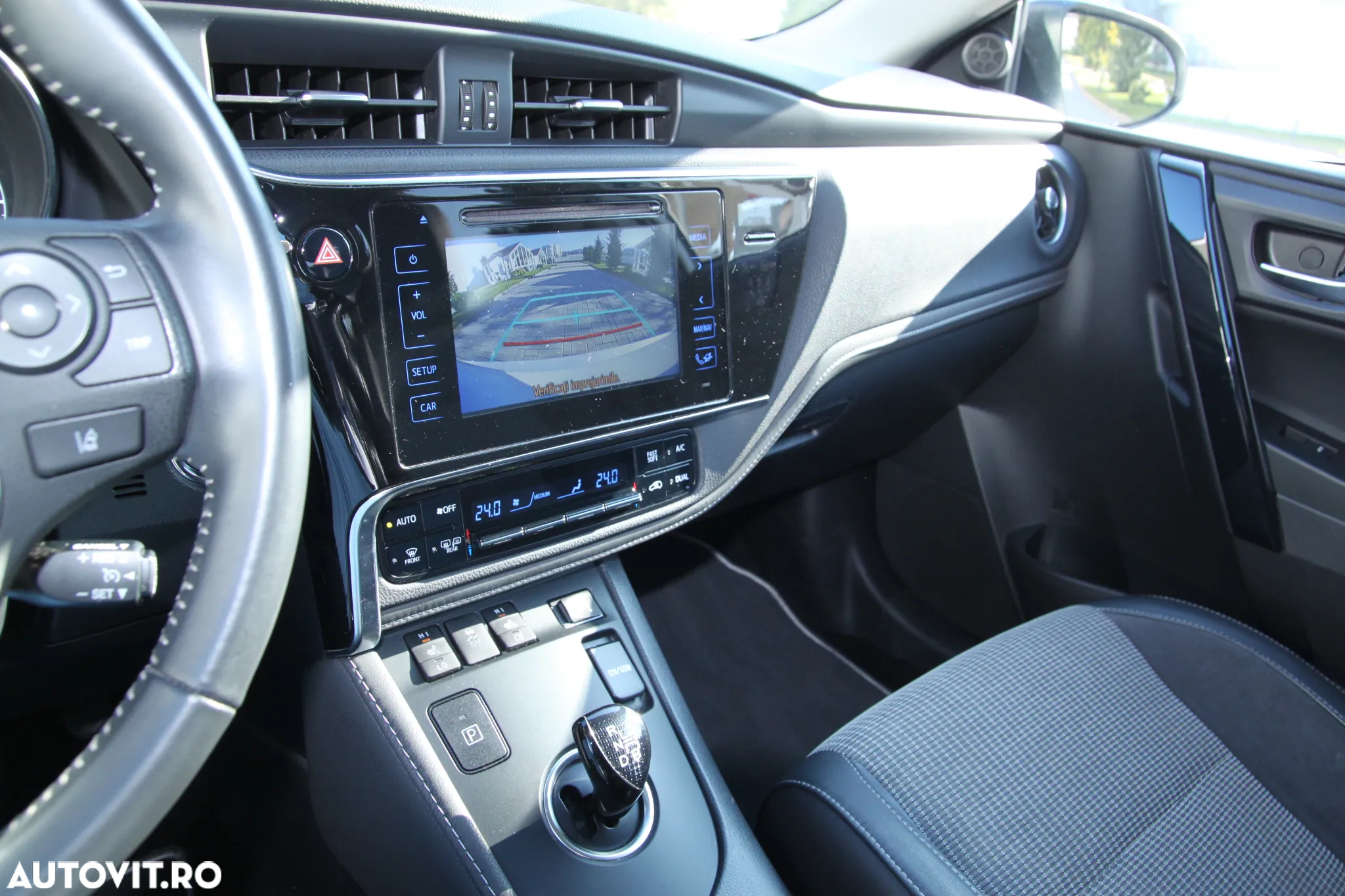 Toyota Auris 1.8 L VVT-i HSD Sol + - 38