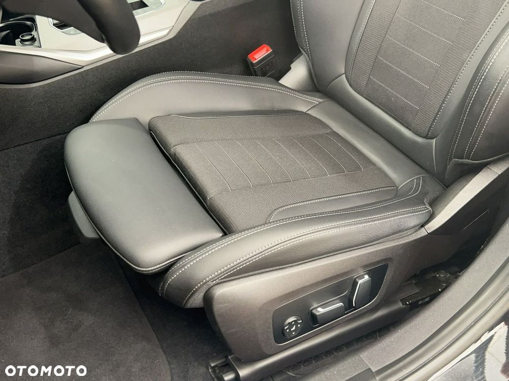 BMW Seria 3 318d mHEV - 17
