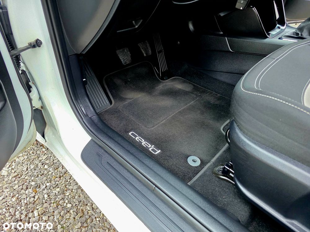 Kia Ceed 1.4 CVVT Dream-Team Edition - 25