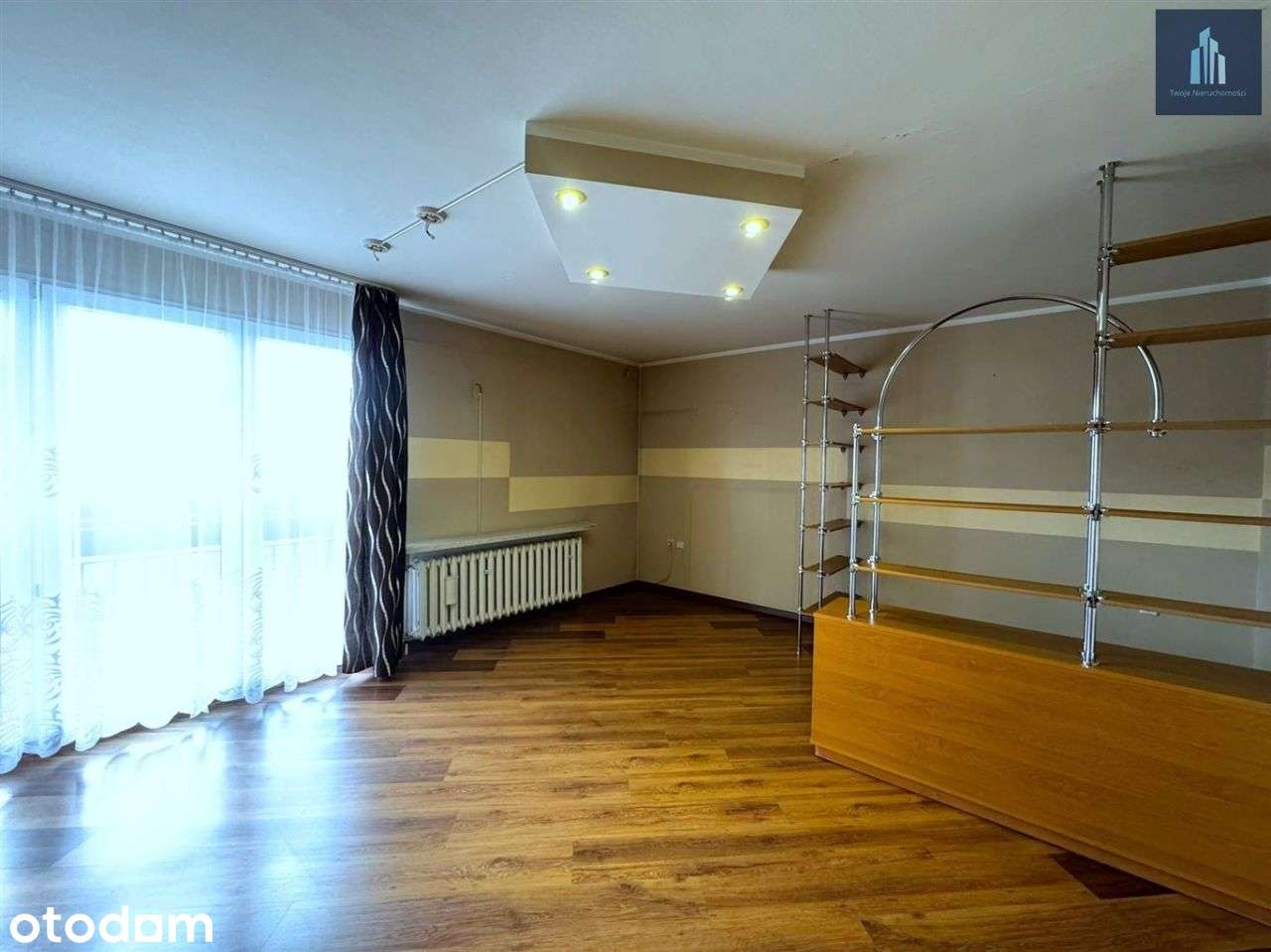 Kawalerka z wydzieloną strefą sypialnianą.