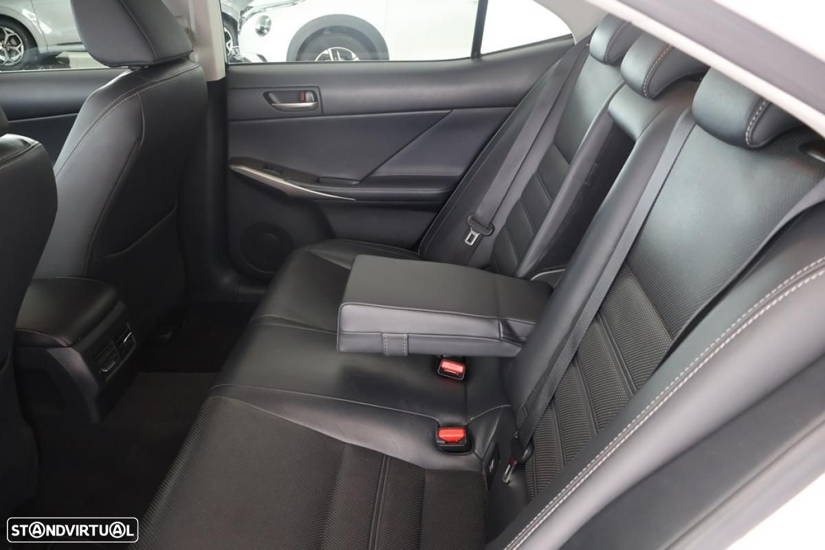 Lexus IS 300H - 38
