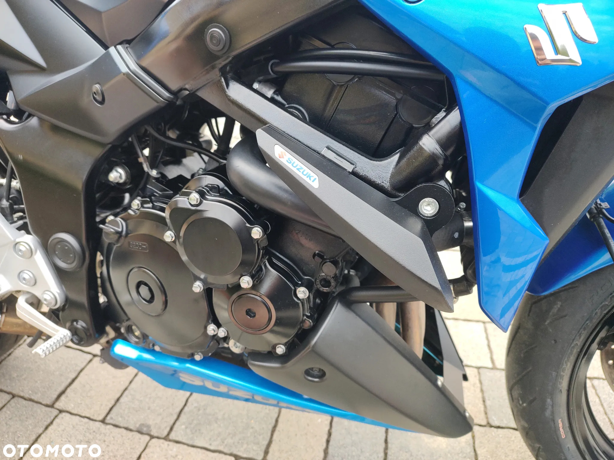 Suzuki GSR - 10